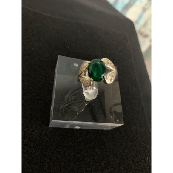 Sterling Silver Ring with Central Green Stone - Picture 5 of 8